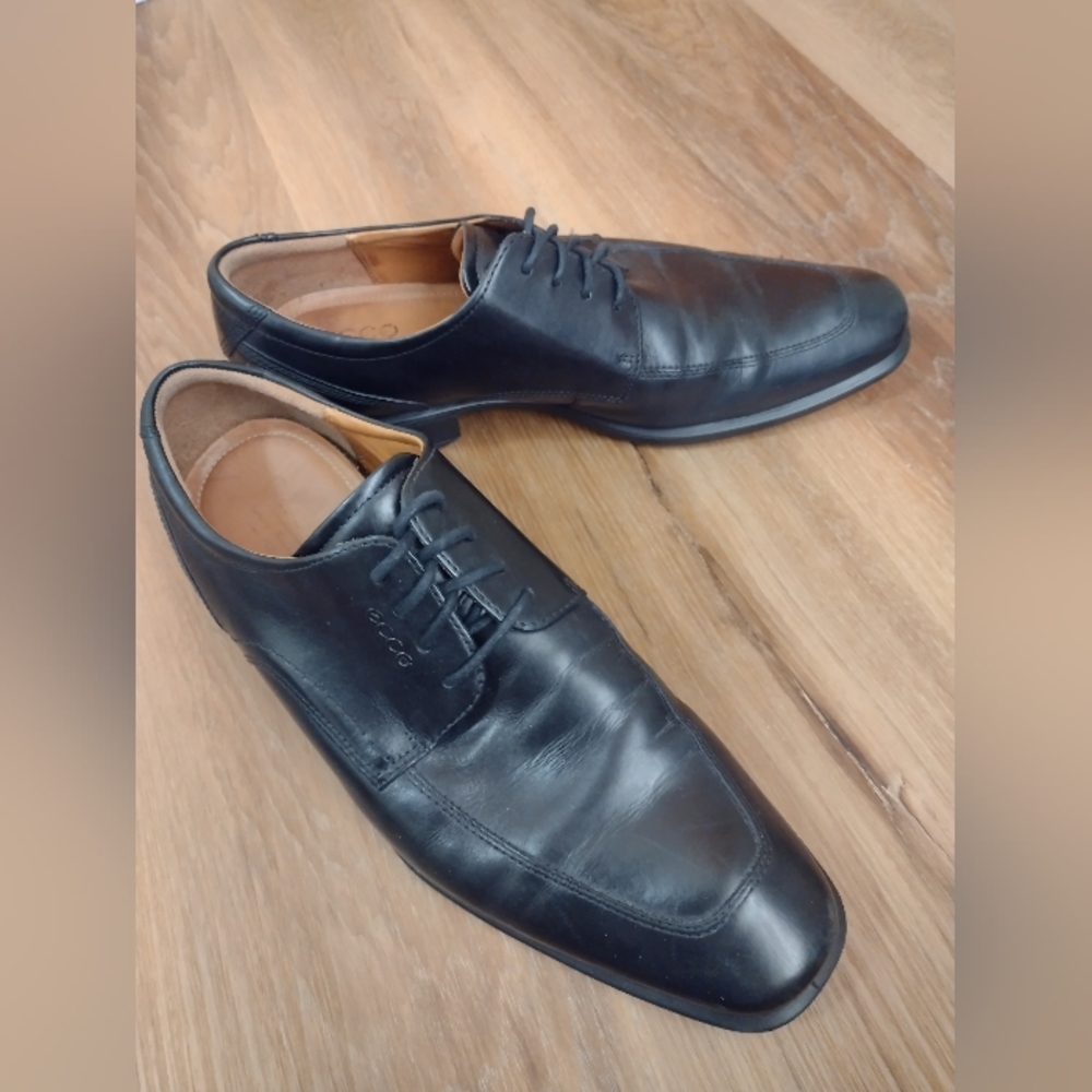 Ecco Cairo apron toe men's dress shoe.